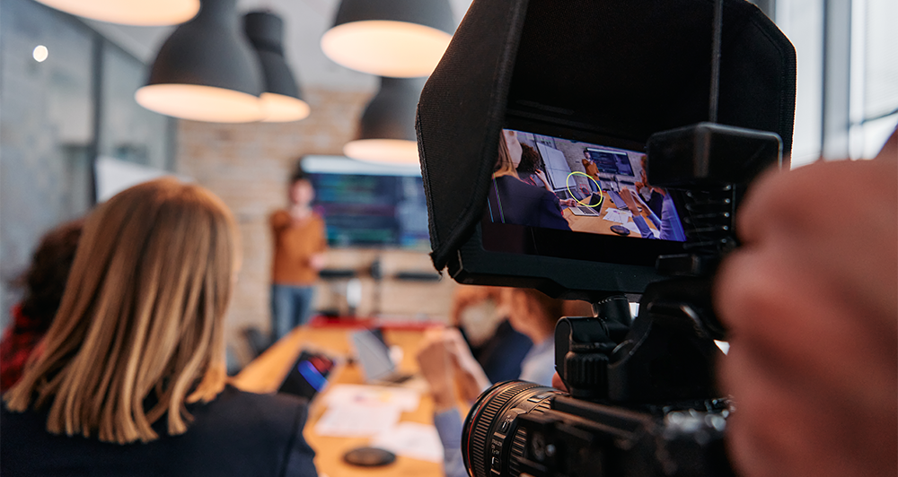 Colaboradores de empresa mexicana trabajando en producción de video institucional – Reflecto films