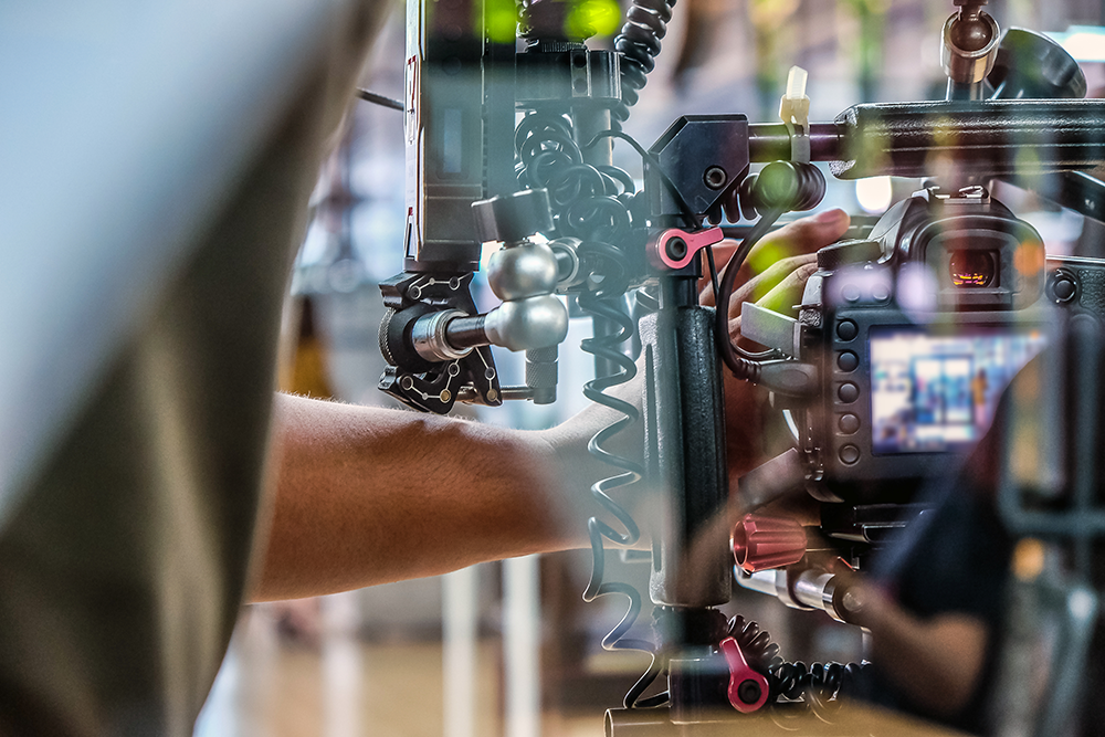 Equipo de producción de Reflecto films grabando un video corporativo en locación empresarial en México.