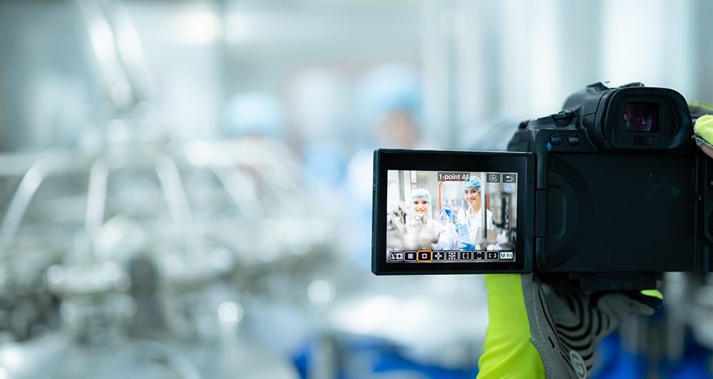 Grúa viajera y maquinaria pesada en una planta industrial moderna siendo filmada por Reflecto Films.