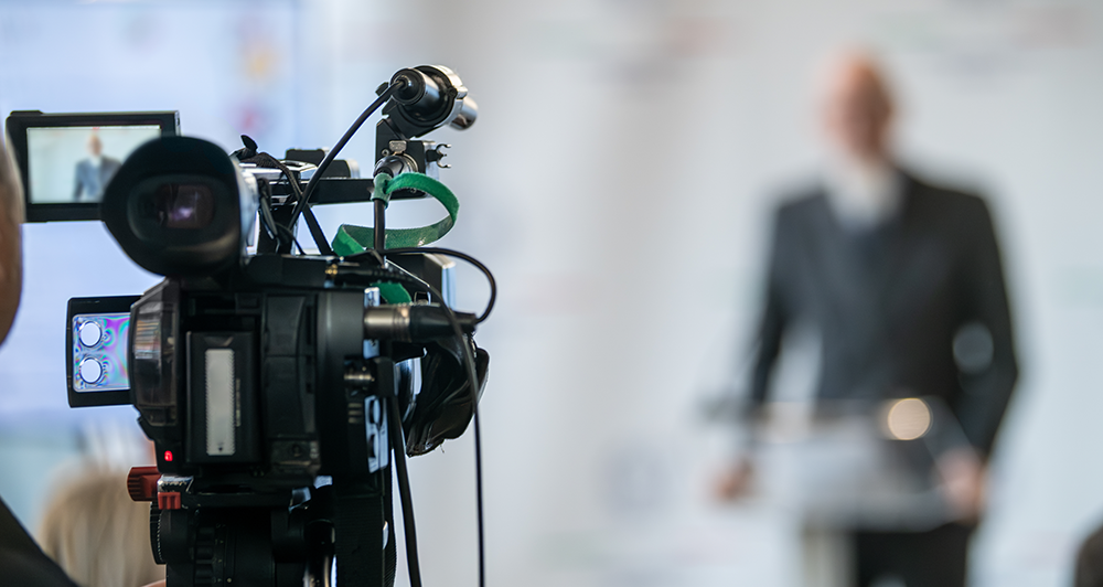 Entrevista para video de caso de éxito con un cliente corporativo en una sala de juntas moderna.