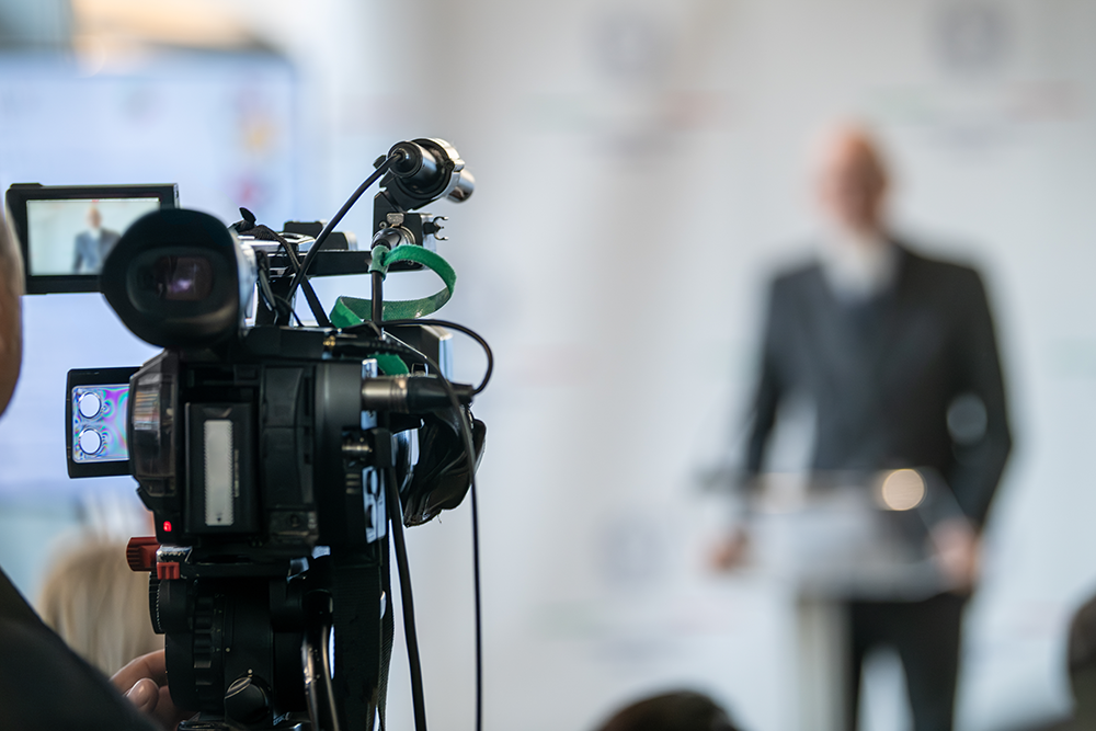 Entrevista para video de caso de éxito con un cliente corporativo en una sala de juntas moderna.